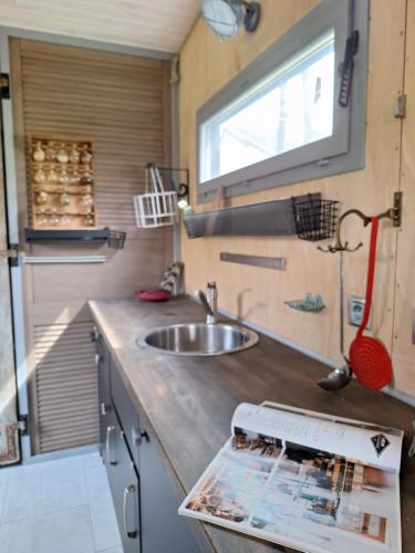 una pequeña cocina con fregadero y un sidx sidx sidx sidx sidx sidx en Slow Life House, en Saint-Maurice-sous-les-Côtes