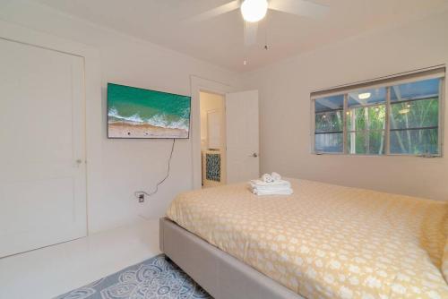 Postel nebo postele na pokoji v ubytování Quiet West Palm Beach Guest Cottage Near the Beach!