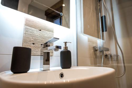 um lavatório de casa de banho com um dispensador de sabão em Nant Morzine em Morzine