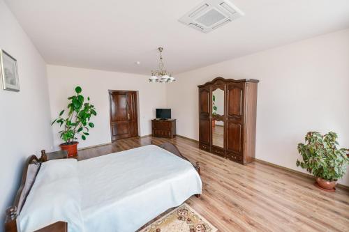 1 dormitorio con cama, mesa y TV en Le Petit Paris, en Cluj-Napoca