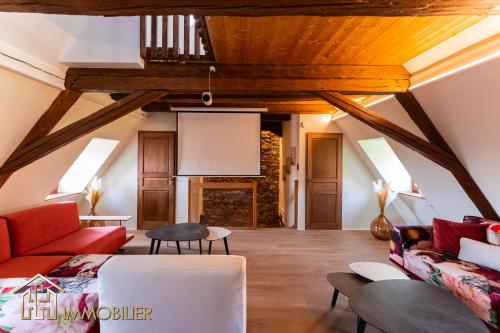 un soggiorno con divano rosso e camino di Chez Hansi & Emmy - Gueberschwihr a Gueberschwihr