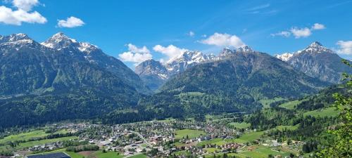 una città in una valle con montagne sullo sfondo di Haus der Sonne a Kötschach-Mauthen