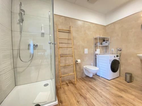 uma casa de banho com um chuveiro, um WC e um lavatório. em Amaroo - Apartments Potsdam “Brandenburger Tor” em Potsdam