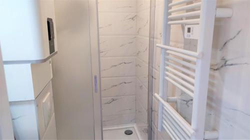 un escalier blanc dans une salle de bain aux murs en marbre blanc dans l'établissement Centre ville delille 19, à Nice