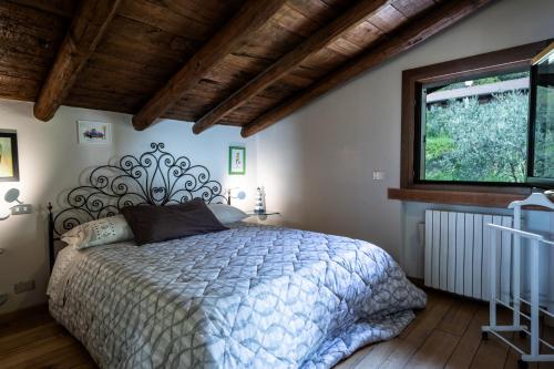 un dormitorio con una cama y una ventana en Agriturismo Da Gesi, en Sale Marasino