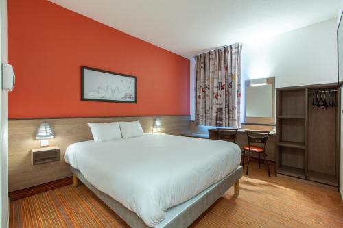 Cette chambre comprend un grand lit et un bureau. dans l'établissement Ace Hotel Chateauroux Déols, à Déols