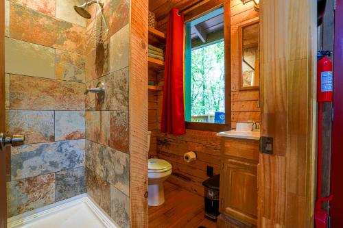 een badkamer met een douche, een toilet en een wastafel bij The Big Little Cabin - Hot Tub & Playground in Dahlonega