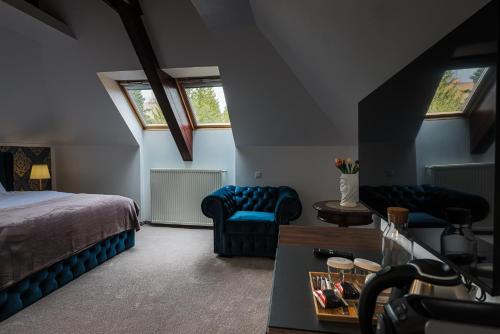 a bedroom with a bed and a couch and a table at Villa Tom in Sinaia