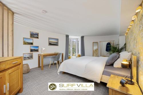 Cette chambre comprend un lit et un bureau. dans l'établissement Surf Villa, à Vääna-Jõesuu