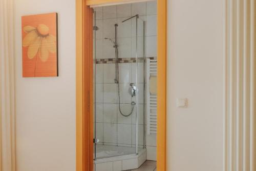 um chuveiro com uma porta de vidro na casa de banho em Lindenhaus em Zwiesel