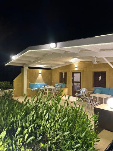 Πισίνα στο ή κοντά στο Cheerful 3 bedroom home with garden
