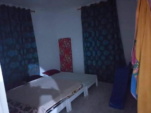 Una cama o camas en una habitación de Aghir