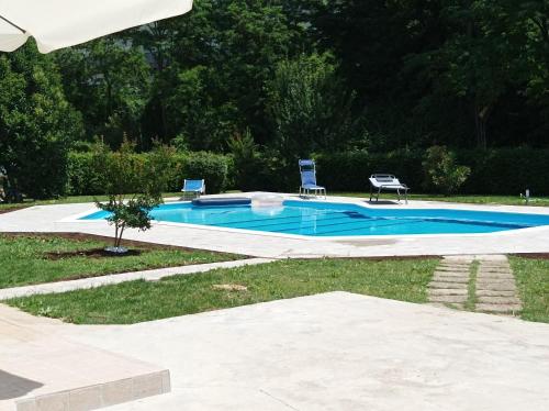 una piscina con due sedie in un cortile di Casa mario a Piedimonte San Germano