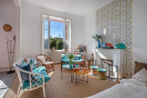 un salon rempli de meubles et d'une cheminée dans l'établissement Maison avec jardin à 200m de la mer à La Bernerie, à La Bernerie-en-Retz