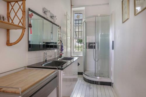 a bathroom with a sink and a shower at Maison avec jardin à 200m de la mer à La Bernerie in La Bernerie-en-Retz
