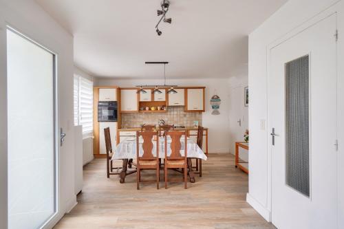 a kitchen and dining room with a table and chairs at Maison pour 6, port et plage de Lesconil in Plobannalec-Lesconil