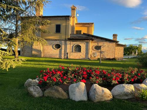 una casa con un ramo de flores delante de ella en La Betulla - Ocean-Mountain View LUX en Montone