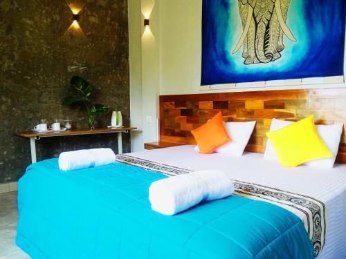 1 dormitorio con 2 camas con almohadas azules y naranjas en Pretty Villa, en Gelioya