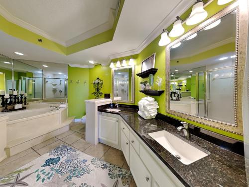 ein Badezimmer mit zwei Waschbecken und einem großen Spiegel in der Unterkunft Seachase 701c in Orange Beach