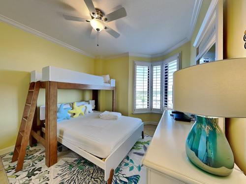 ein Schlafzimmer mit einem Etagenbett und einer Lampe in der Unterkunft Seachase 701c in Orange Beach