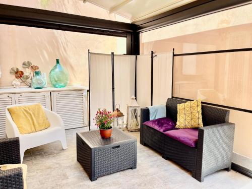 ein Wohnzimmer mit einem Sofa und einem Stuhl in der Unterkunft Roma Caracalla apartament with garden in Rom