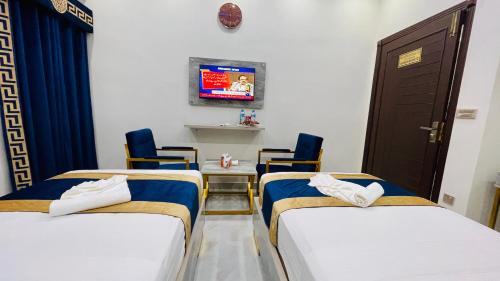 Hotel Crown Lahoreにあるテレビまたはエンターテインメントセンター