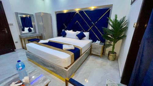 Hotel Crown Lahoreにあるベッド