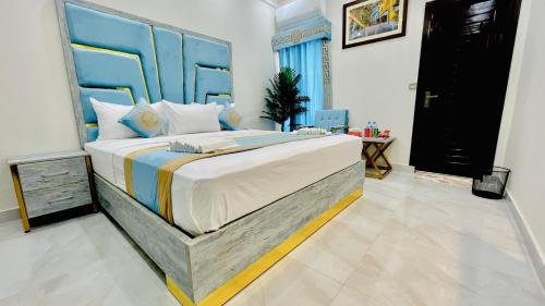 Hotel Crown Lahoreにあるベッド