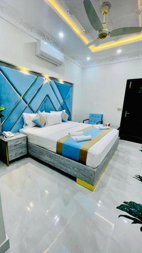 Hotel Crown Lahoreにあるベッド
