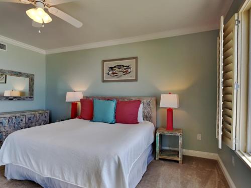 - une chambre avec un lit et deux lampes dans l'établissement Indigo West #402, à Perdido Key