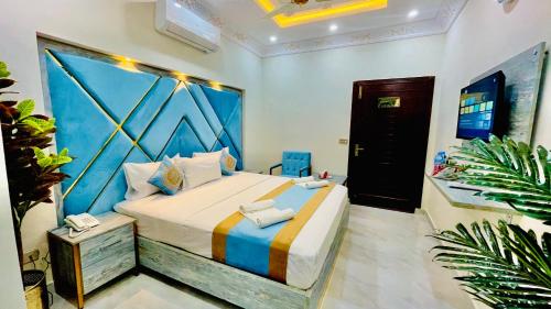 Hotel Crown Lahoreにあるベッド