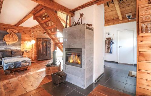 ein Wohnzimmer mit einem Kamin in einer Blockhütte in der Unterkunft Awesome Home In Mhldorf With Sauna in Mühldorf