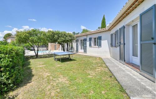 a picnic table in a yard next to a building at 3 Bedroom Lovely Home In Tourves in Tourves