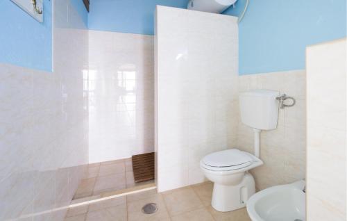 uma casa de banho com um WC, um chuveiro e um lavatório. em Cozy Home In Diamante With Kitchen em Diamante