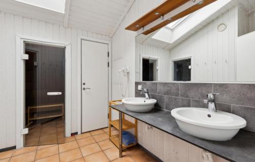 トラフェミュンデにあるStrandblick 13 - Dorf 1のバスルーム(カウンターに洗面台2台付)