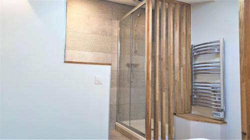 une douche avec une porte vitrée dans une salle de bain dans l'établissement Lamartine hypercentre 511, à Nice