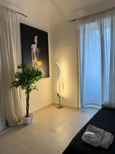 a bedroom with a bed and a plant in it at B&B La Meta in Benevento