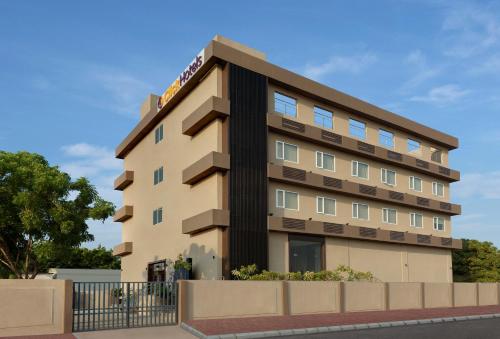 eine Darstellung der Vorderseite des Hotels in der Unterkunft Click Hotel Bhuj in Bhuj