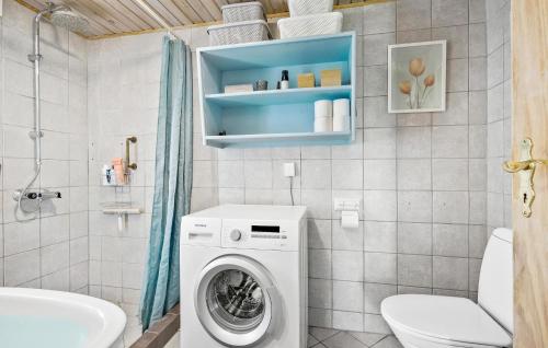 La salle de bains est pourvue d'un lave-linge et d'un lavabo. dans l'établissement Cozy Home In Korsr With Kitchen, à Korsør