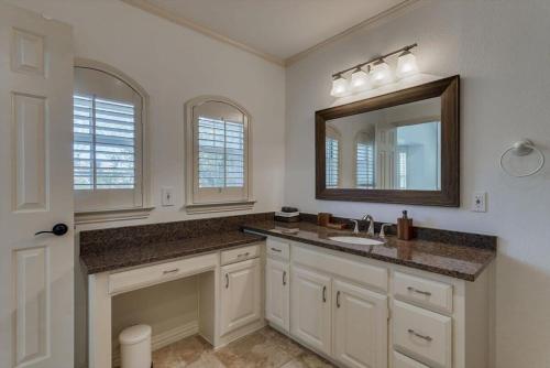 Gambar di galeri bagi Amazing Luxury 5 Bedrooms Home with Private Pool di Richardson