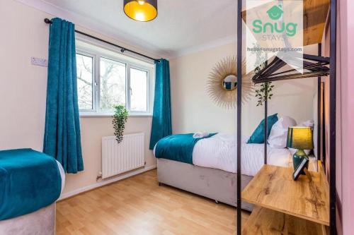 een slaapkamer met een bed met blauwe gordijnen en een bureau bij Hardwick House 3 bed with parking for Contractors & Tourists in Gateshead