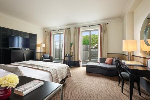 una camera d'albergo con letto e scrivania di Rocco Forte Hotel De Rome a Berlino