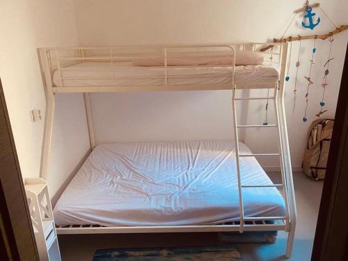 Ce lit superposé se trouve dans un dortoir doté d'un matelas. dans l'établissement Patio farniente, appartement entre mer et vigne, à Perpignan