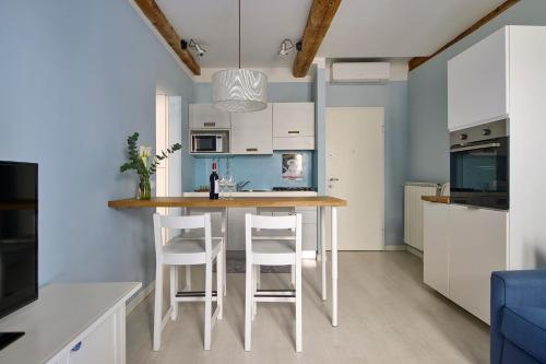 Panicale Blue Historic 1BR Stay Near Medici Chapels & Mercato Centrale
