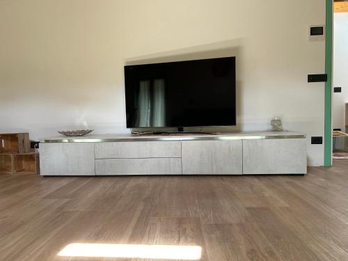 un gran centro de entretenimiento con una gran TV de pantalla plana en Casa Nonna Maria, en Calachina