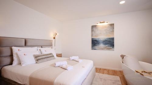 1 dormitorio con 1 cama y una pintura en la pared en Villa Palma en Malinska