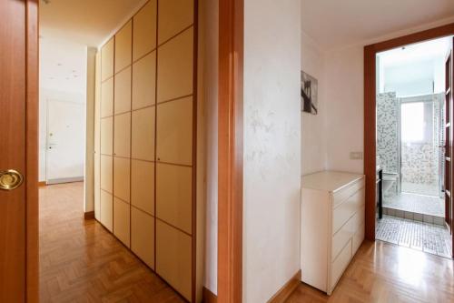 una camera con corridoio, armadio e finestra di FieraMilano 3BR Apartment a Milano