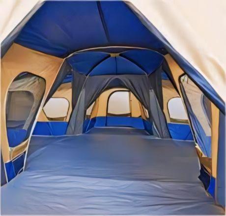 Tapian Ratu Camp في بوكيتينجى: خيمة زرقاء من الداخل