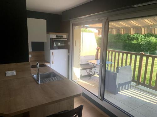 Kuchyň nebo kuchyňský kout v ubytování Appartement avec balcon plein sud, bord de mer