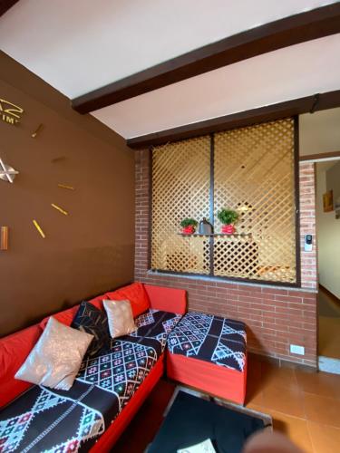 - un salon avec deux lits et une fenêtre dans l'établissement Appartamento Homemade, à Biella